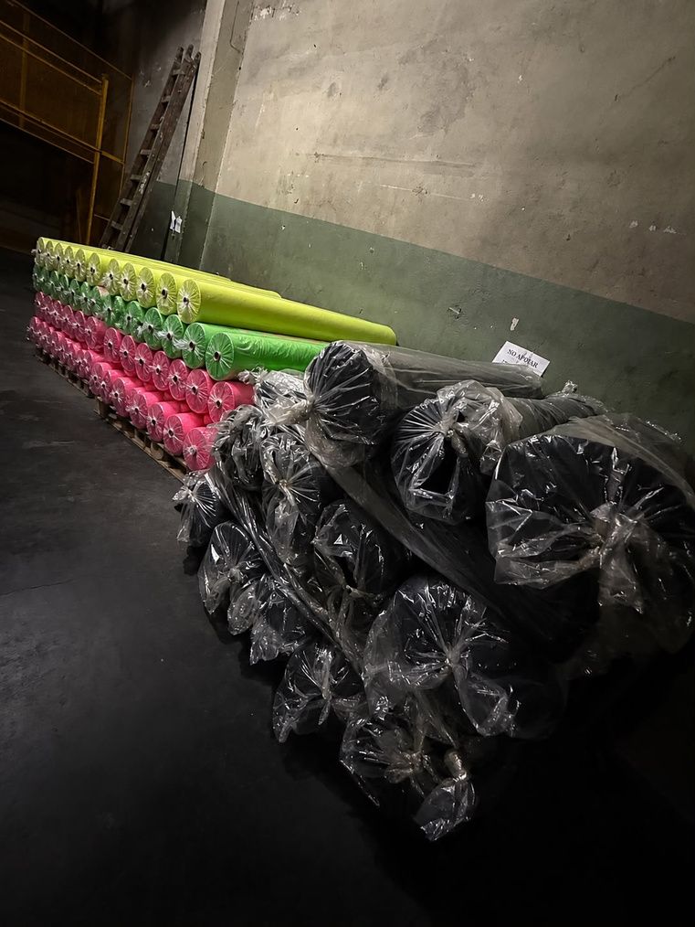 Rollos de tela teñida